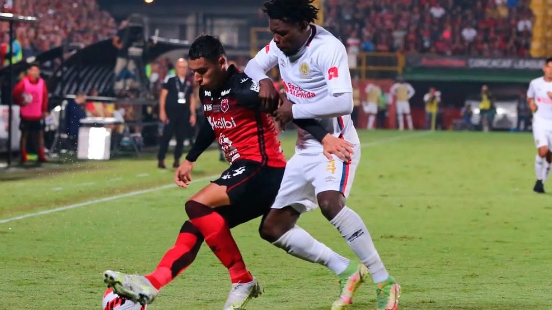 Olimpia y Alajuelense son sancionados por Concacaf
