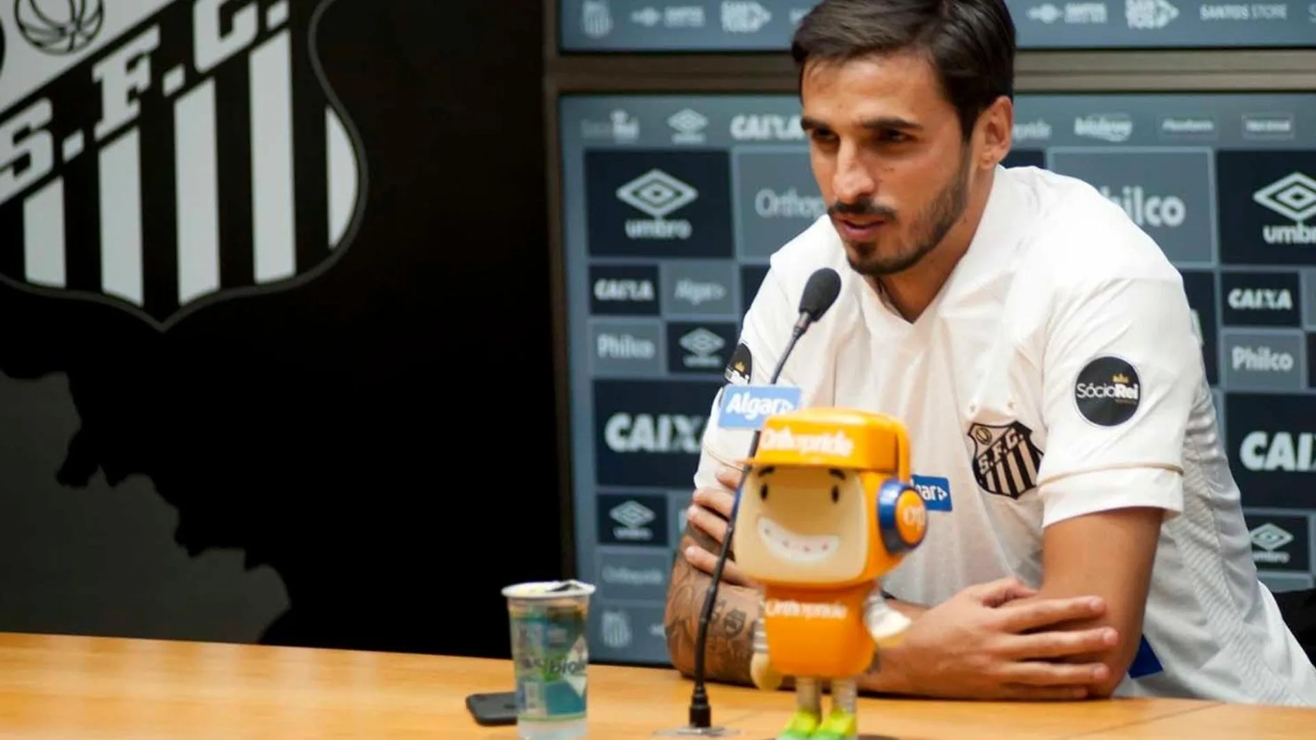 Bryan Ruiz llega y se queda sin técnico en Santos