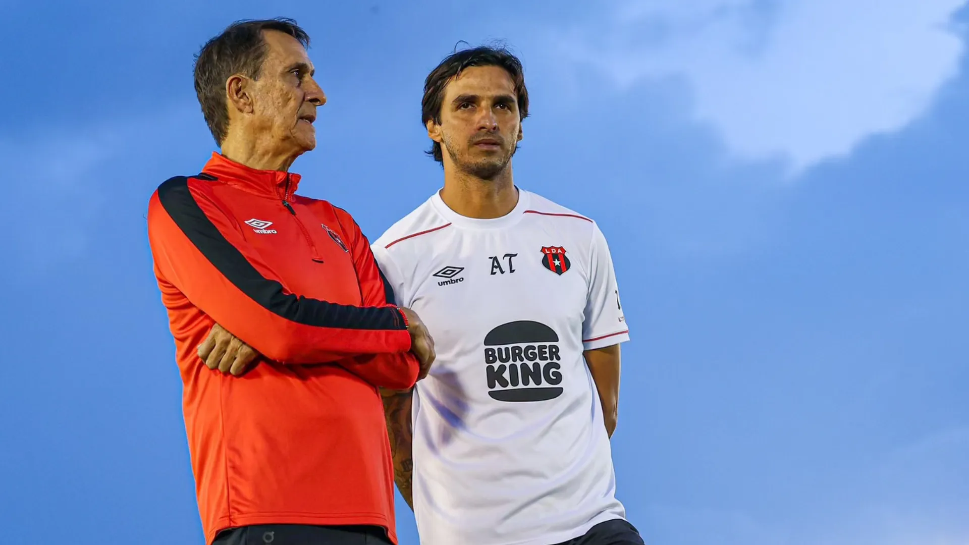Mientras la afición critica a Guimaraes, Bryan Ruiz señala al culpable del flojo momento de Alajuelense