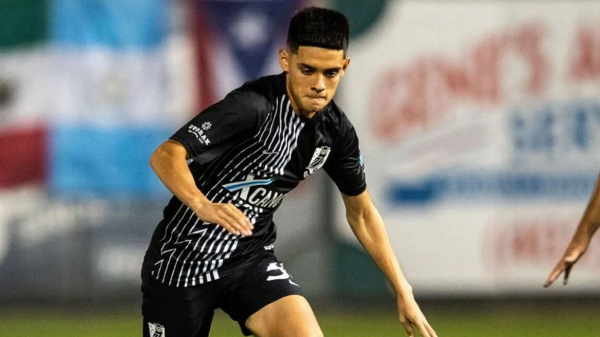 Juvenil salvadoreño firma contrato profesional en Estados Unidos