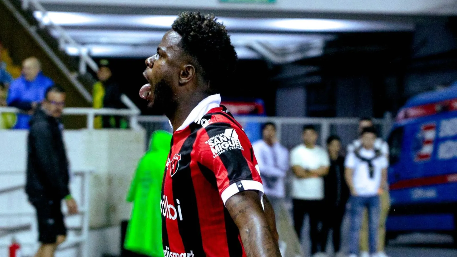 Costa rica | Freddy Góndola acusó a Mariano Torres de racista