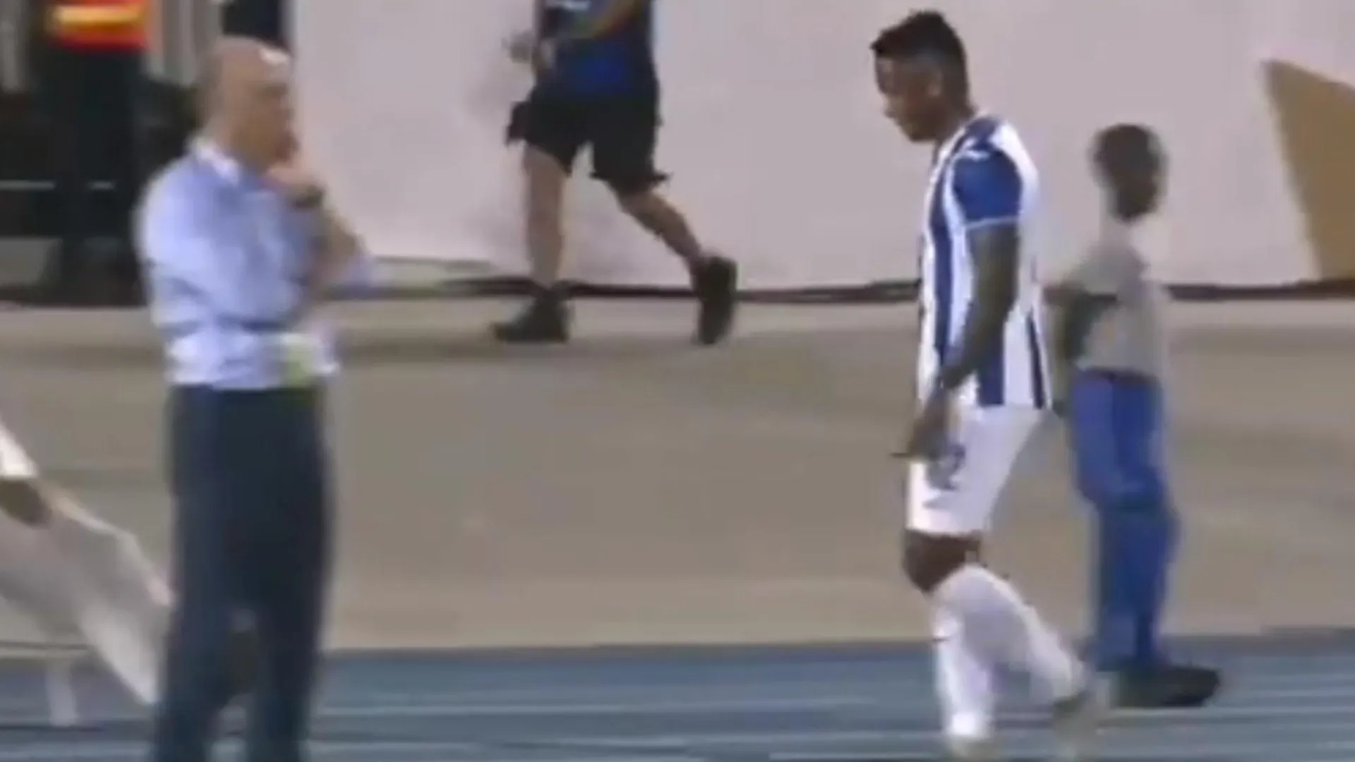 Por este video dicen que DT de Honduras terminó enojado con Romell Quioto