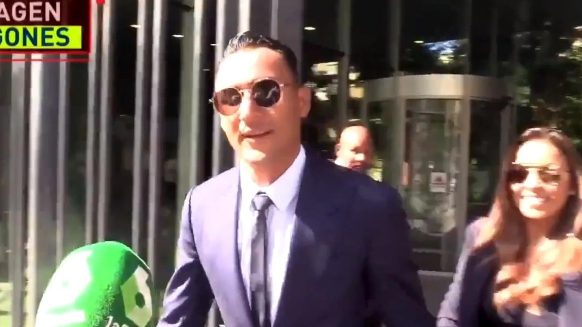 Video: Keylor sale de las oficinas del PSG tras firmar su contrato