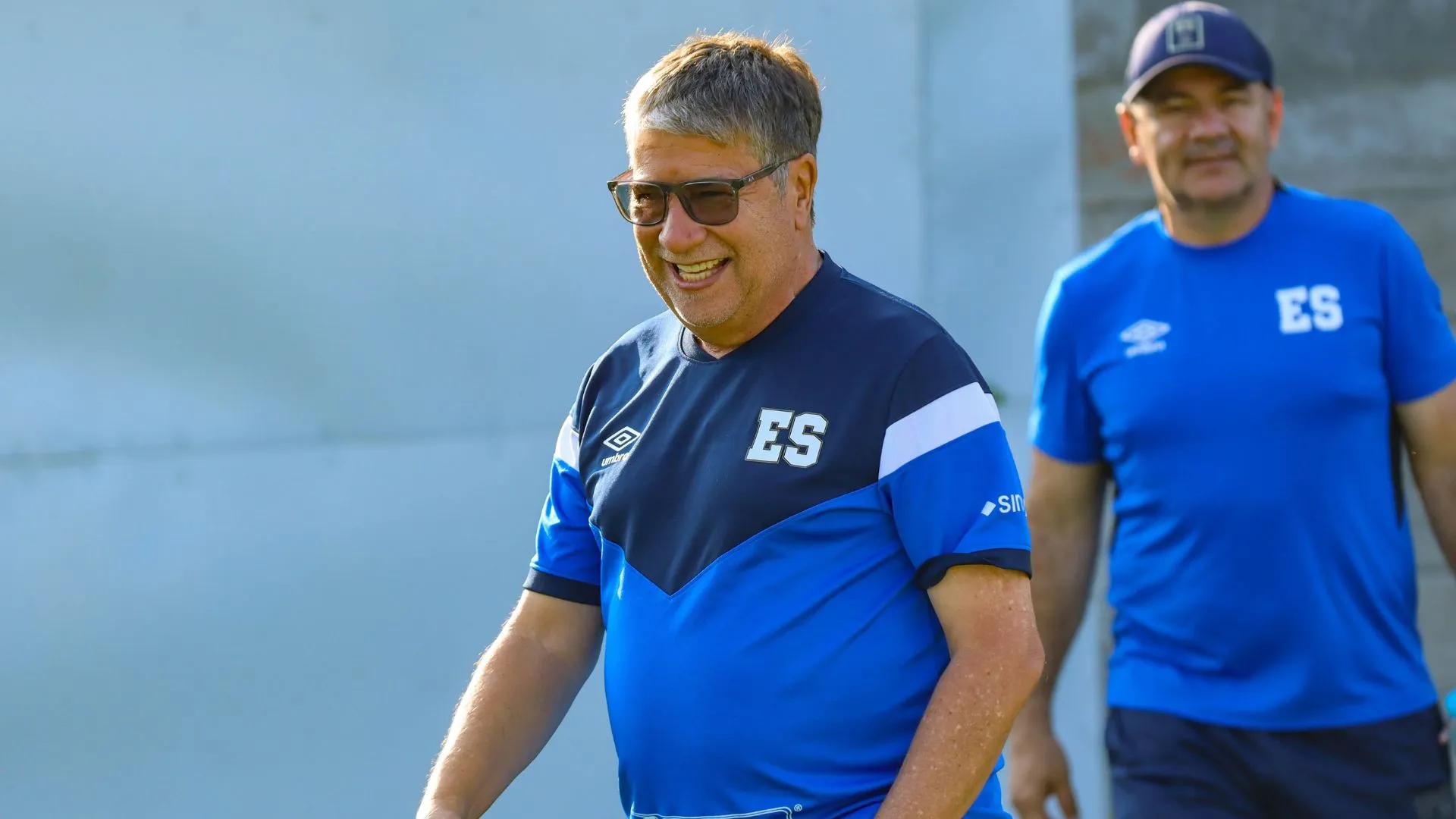 Bolillo Gómez en un entrenamiento de El Salvador.