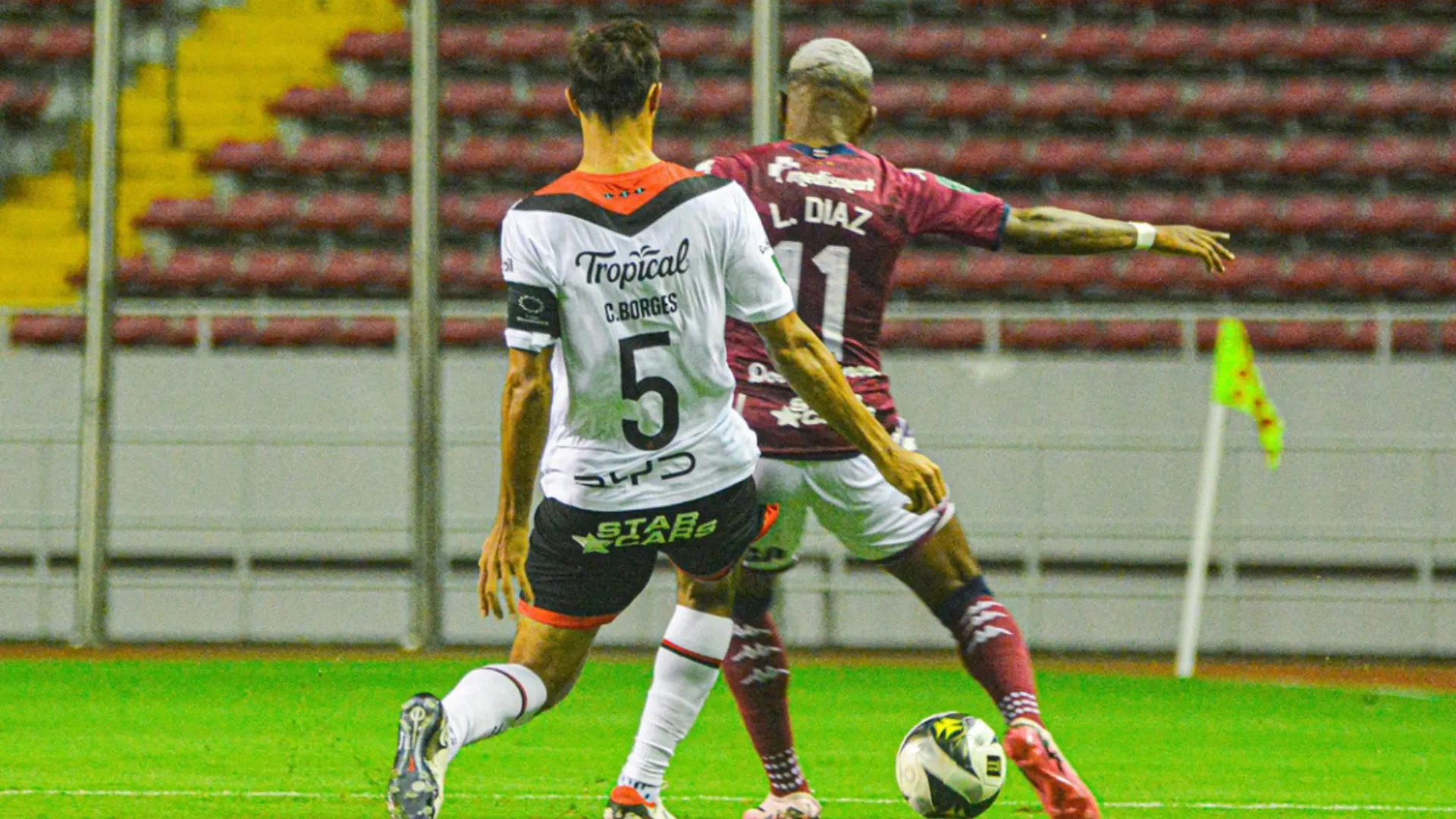 Alajuelense y Saprissa se siguen sacando chispas fuera del campo.