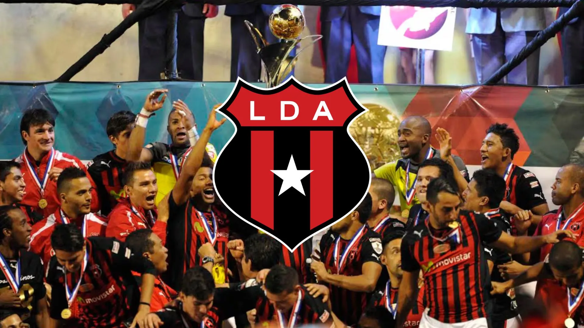 Alajuelense festeja su título nacional en 2013.