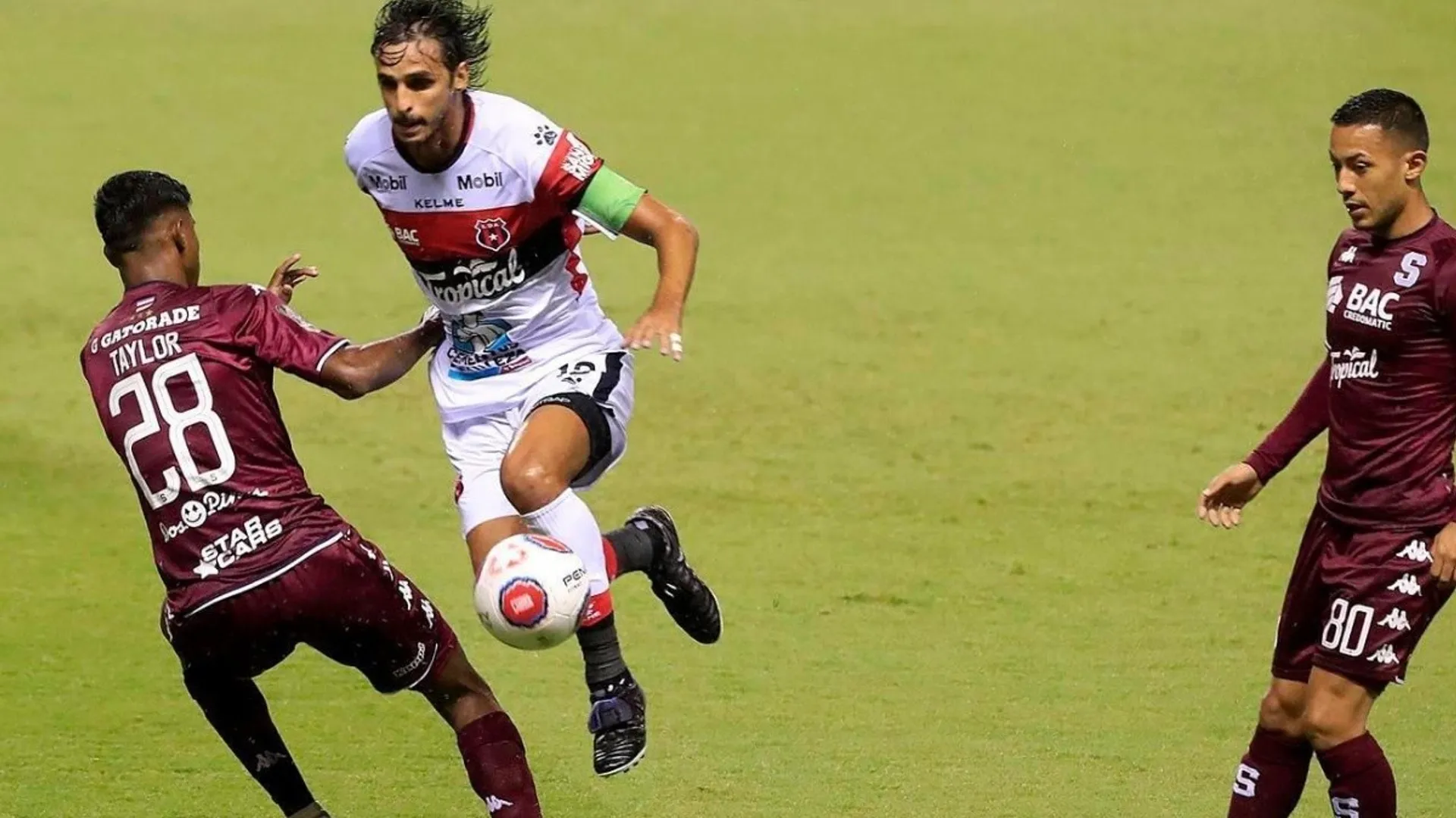 Bryan Ruiz reconoció un bloqueo mental cada vez que enfrentan a Saprissa