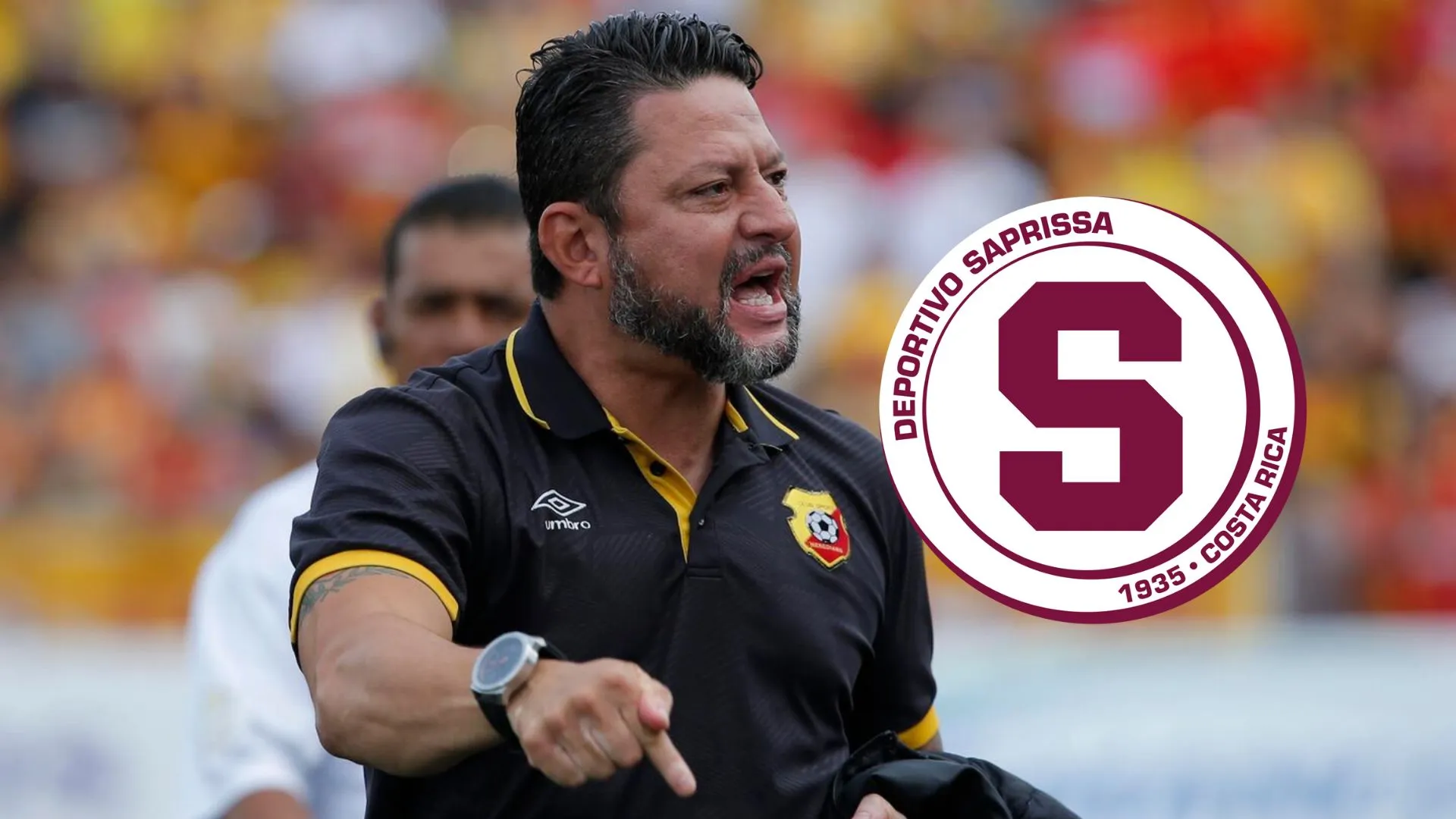 Jafet Soto enérgico reclamando como entrenador de Herediano.
