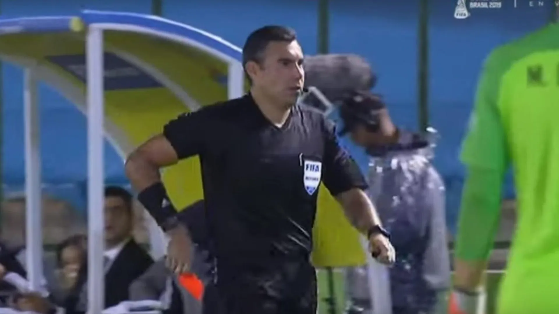 Árbitro guatemalteco debutó en Mundial Sub 17 expulsando a jugador del país anfitrión