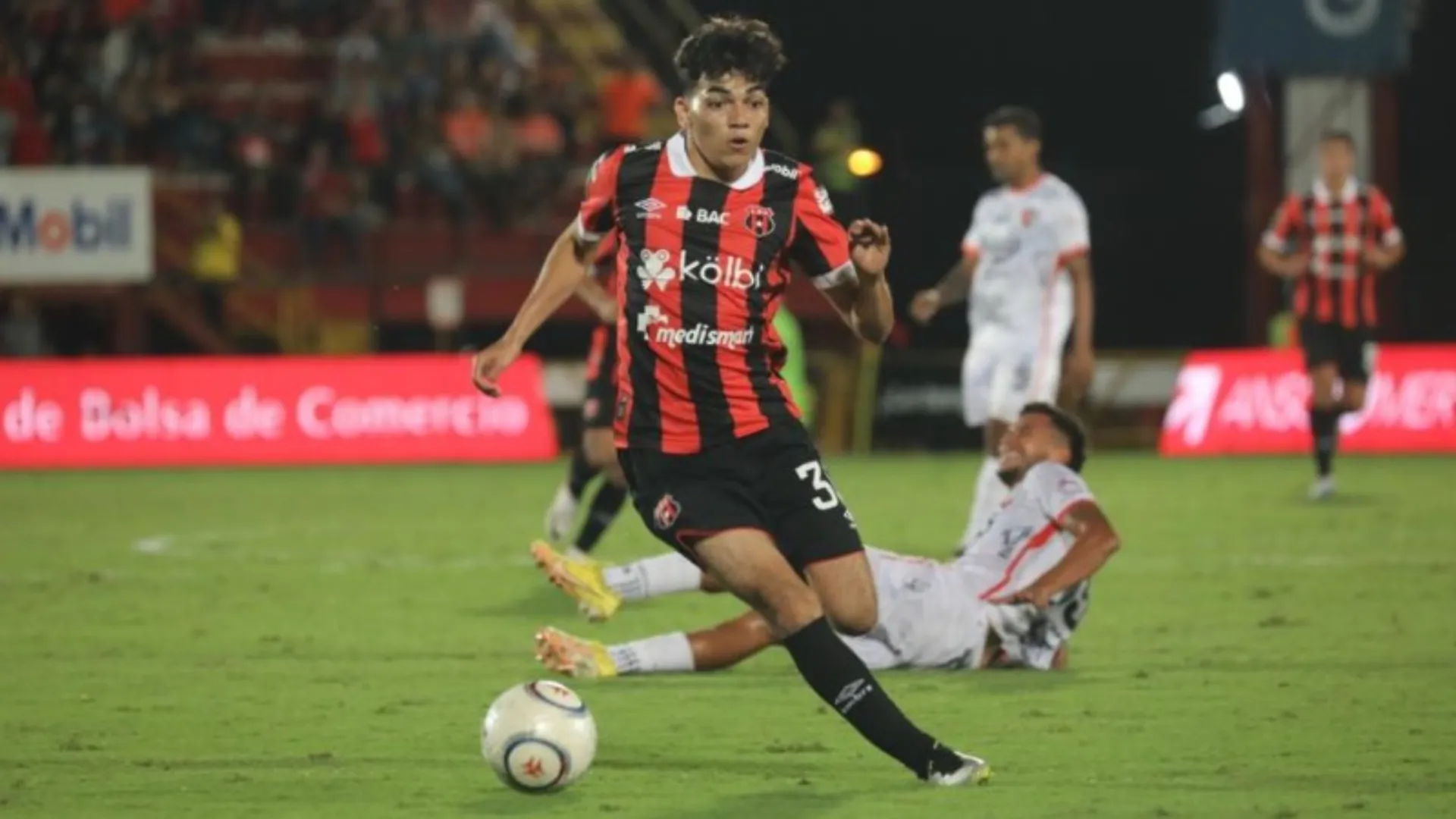 Leo Menjívar señala al culpable de su salida de Alajuelense