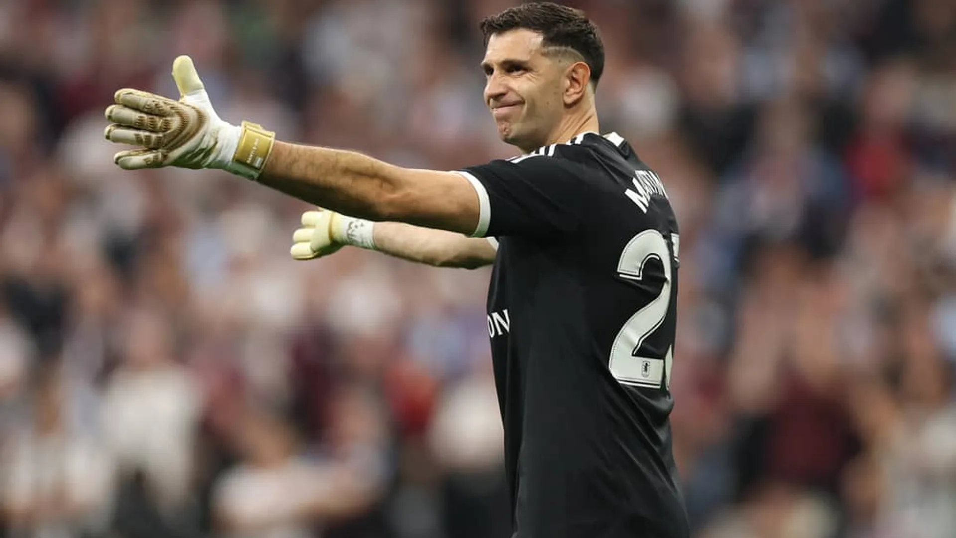Chelsea avanza por Emiliano Martínez: negocia con Aston Villa y evalúa la fórmula de su fichaje