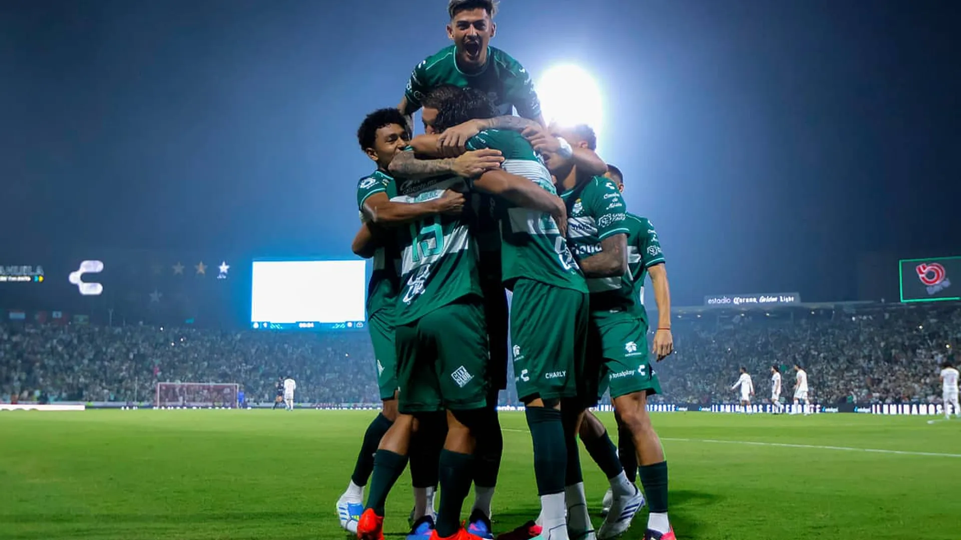 Un integrante del cuerpo técnico de Pumas lanzó una botella y desató un altercado ante Santos