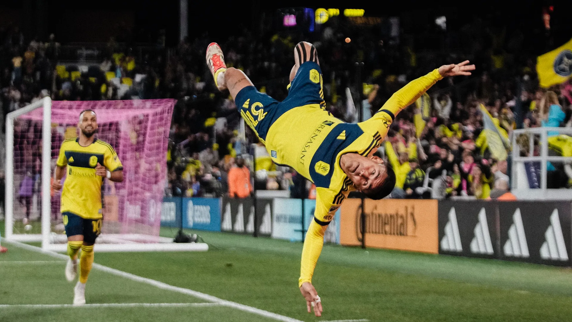 Los tiene de cabeza: Andy Najar hace delirar a todo Nashville