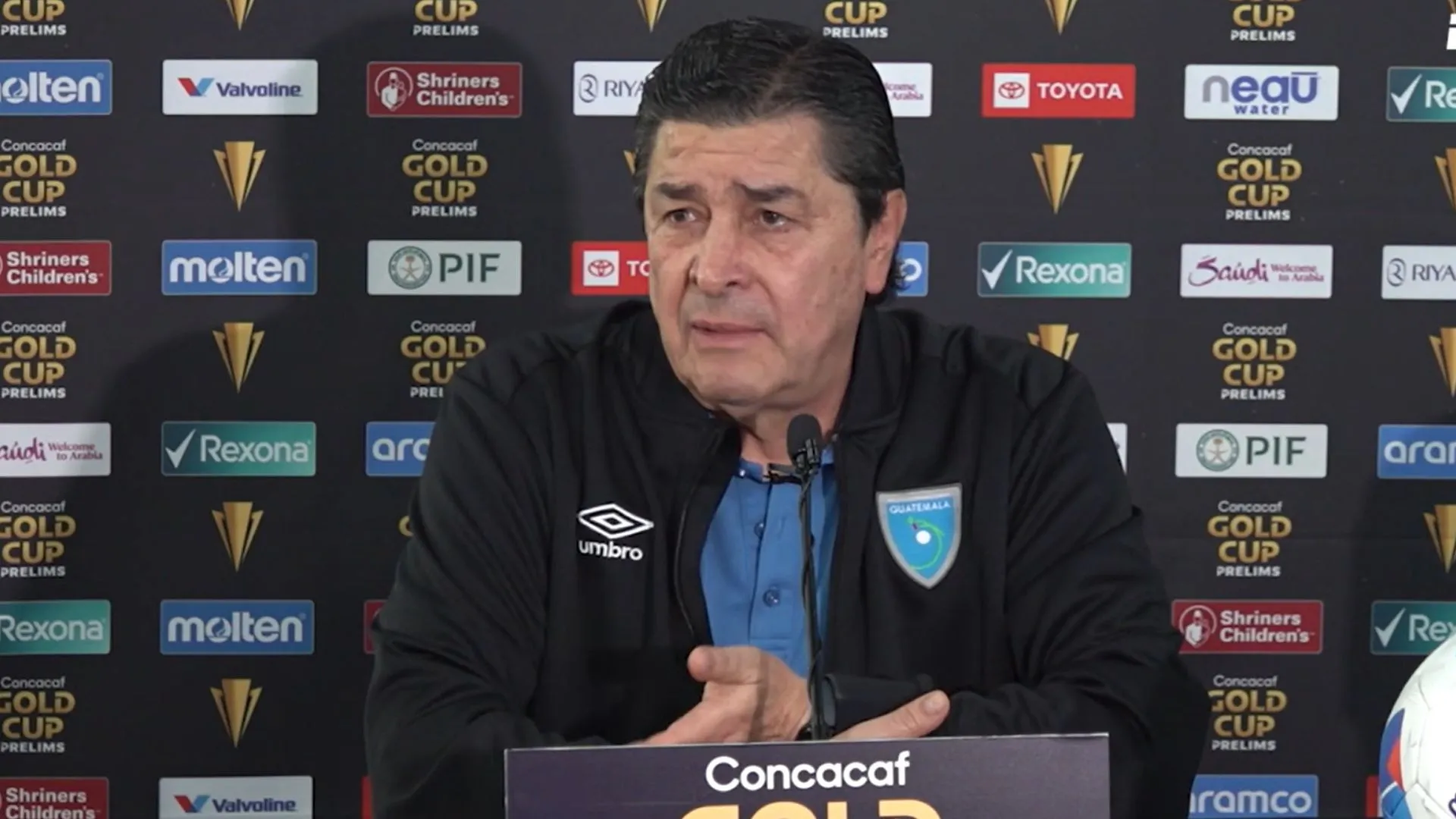 Luis Fernando Tena en conferencia de prensa.