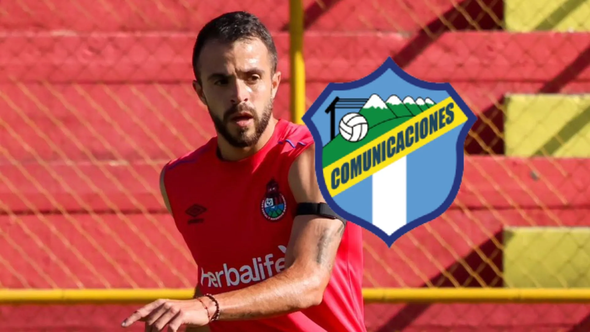 Rodrigo Saravia entrenando con Municipal.