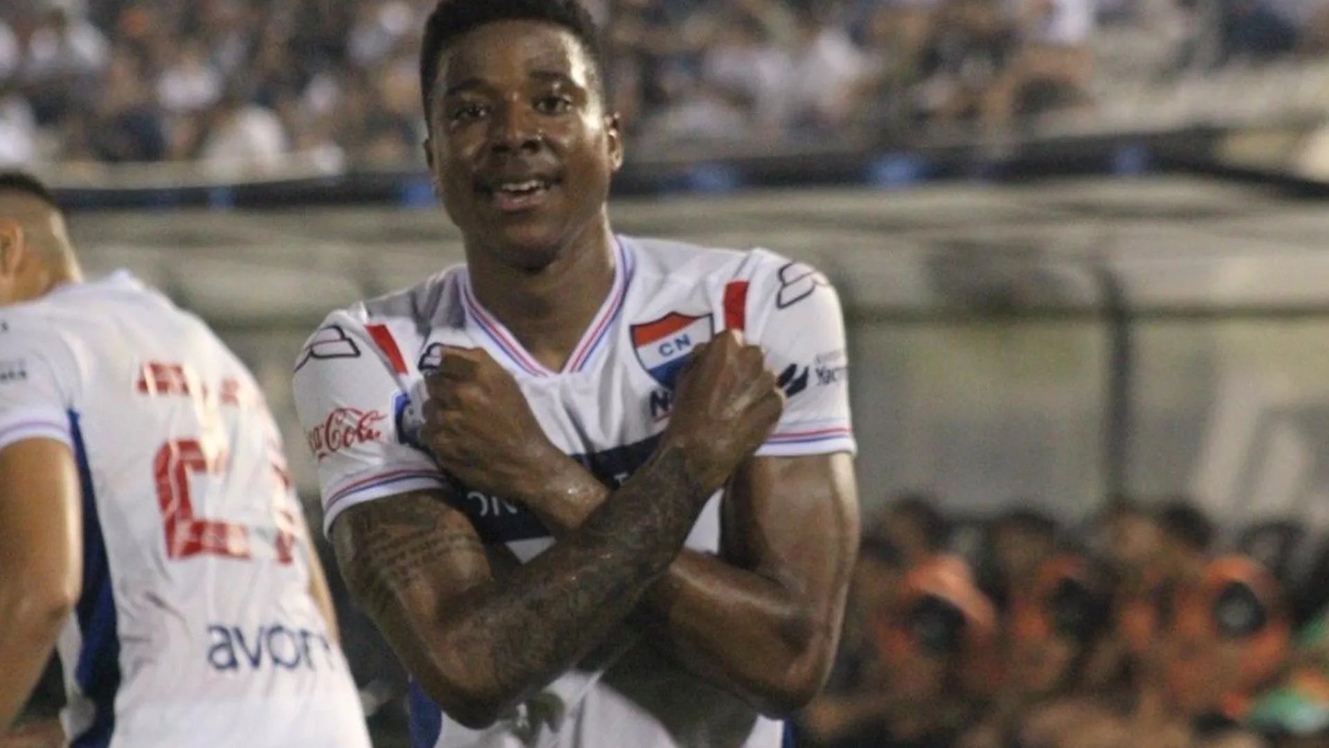 Clarke debutó en Paraguay con un gol increíble
