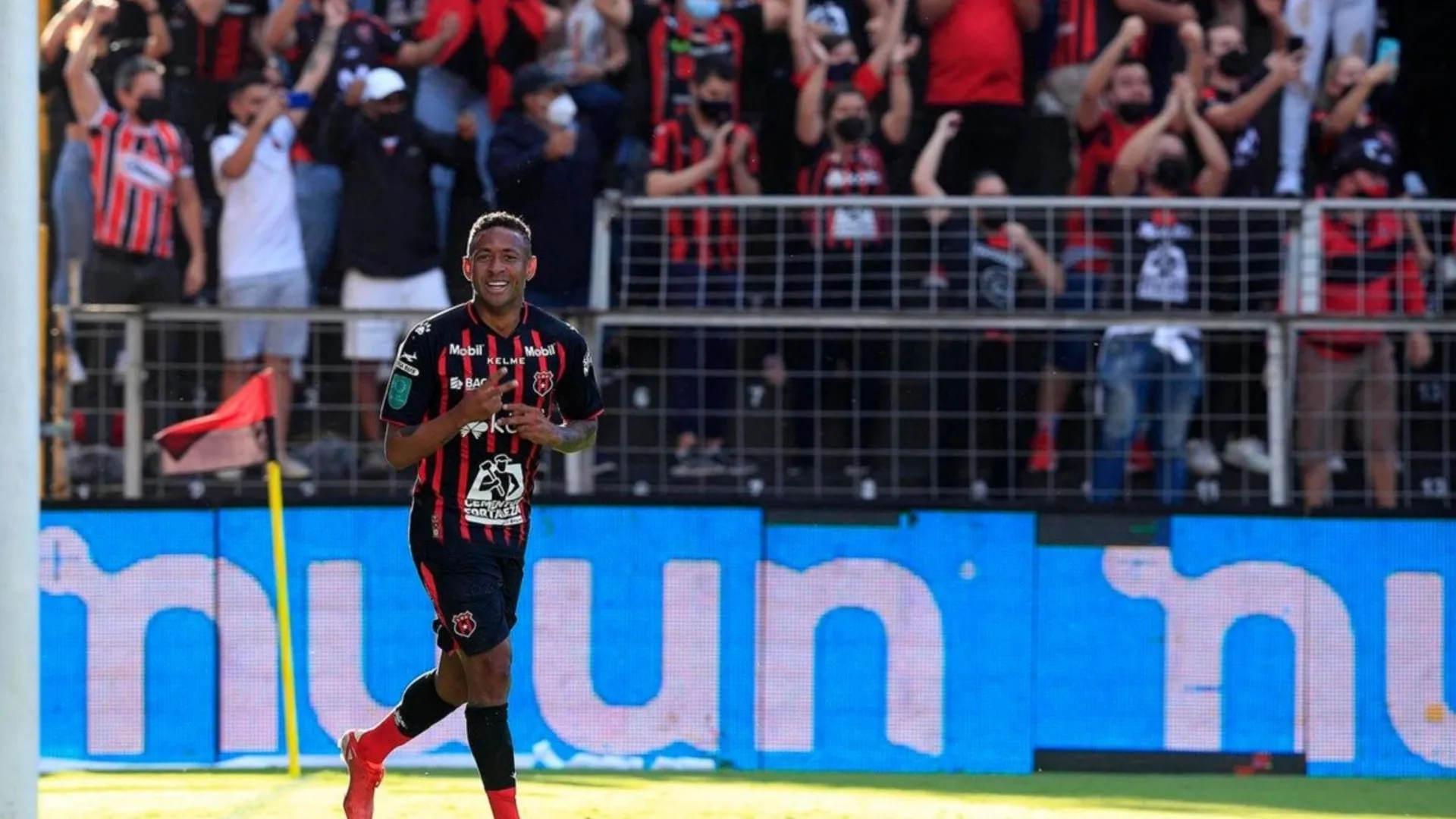 Prensa mexicana le da con todo a Gabriel Torres por su clasificación a la final con Alajuelense