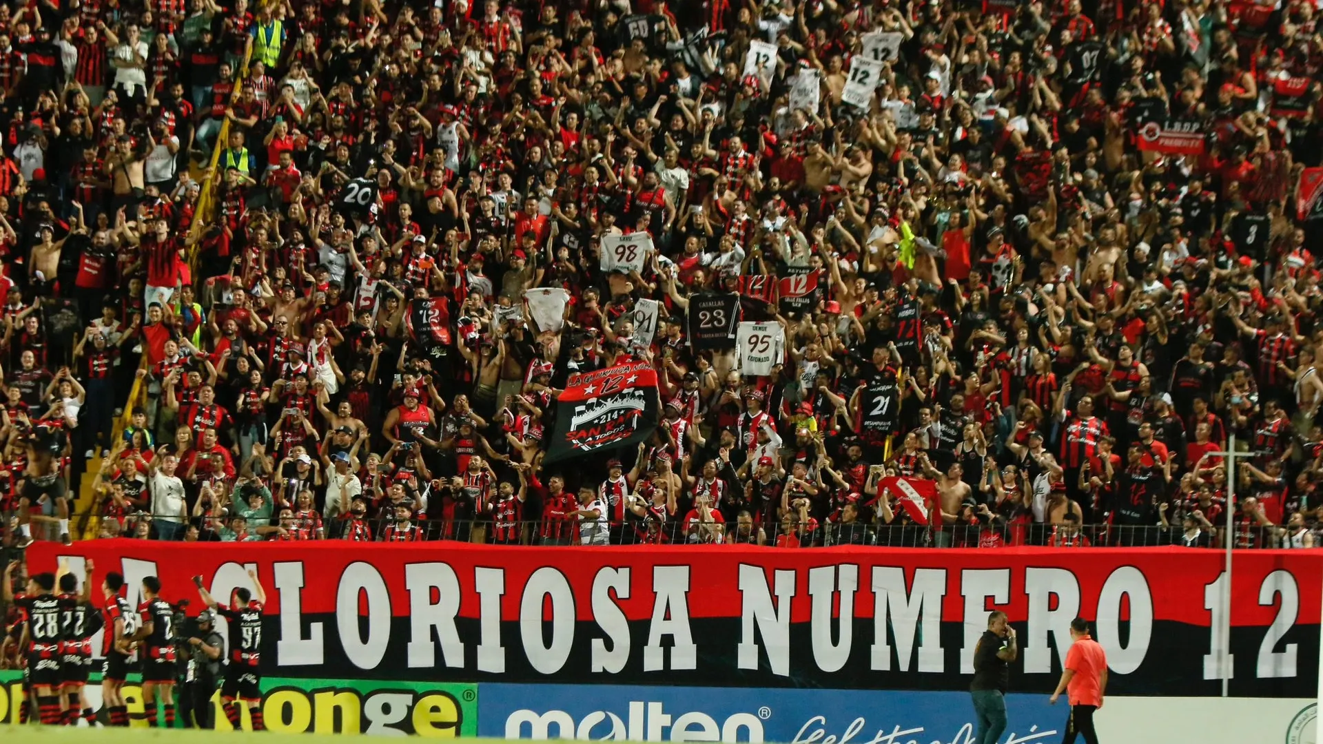 Alajuelense vive una crisis antes de la revancha contra Herediano.