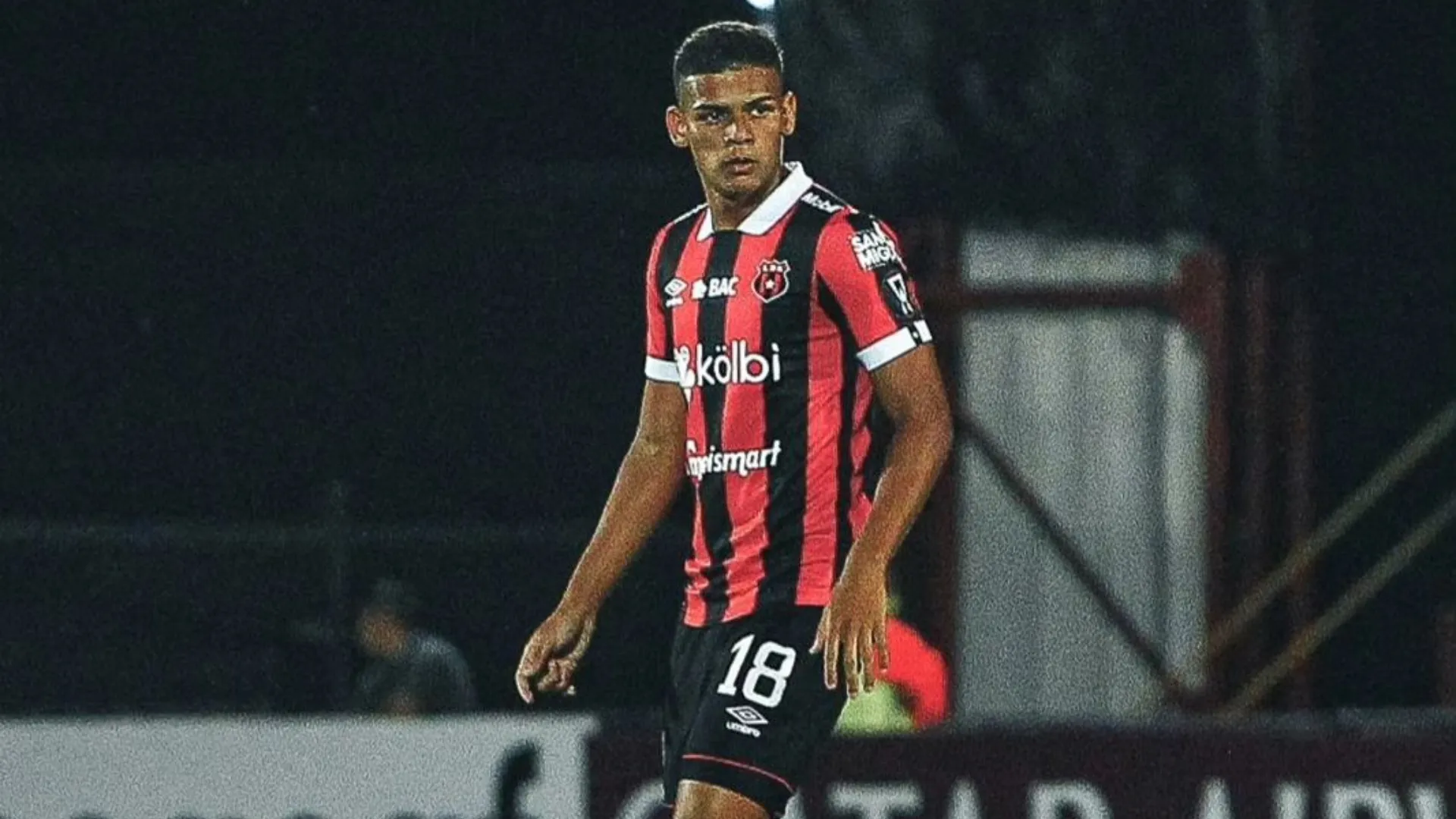 Edward Cedeño podría estar fuera de los planes de Alajuelense