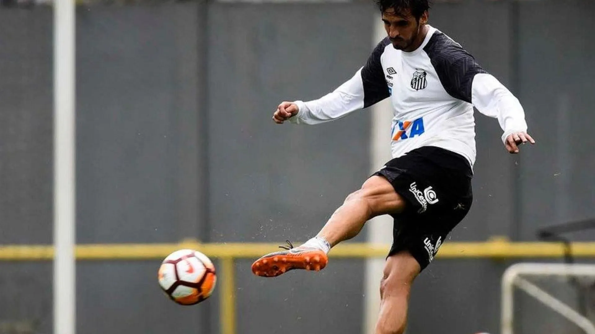 Bryan Ruiz vuelve a ser centro de las críticas