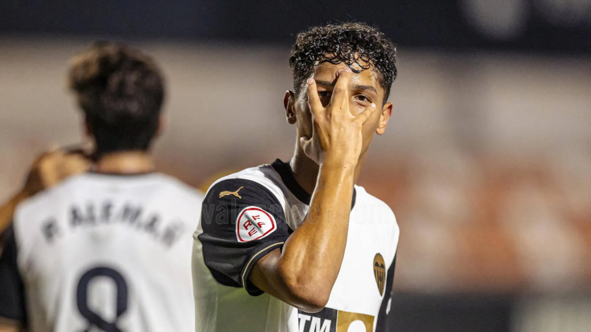 "Cerca de irse": Warren Madrigal se enfrenta a una noticia que sacude su futuro en Valencia