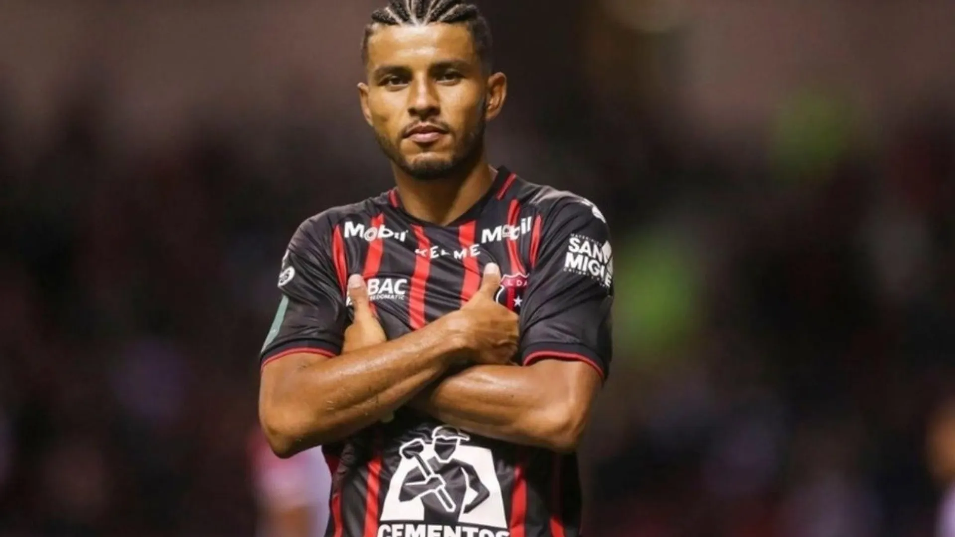 ¿Quiénes buscan desestabilizar a Alajuelense según Venegas?