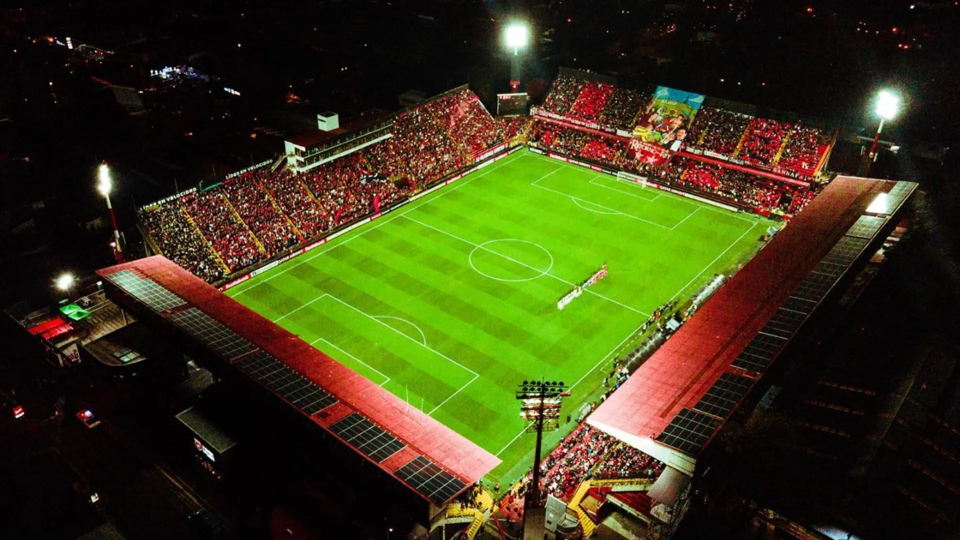 La lluvia de sanciones que recibió Alajuelense por culpa de sus aficionados