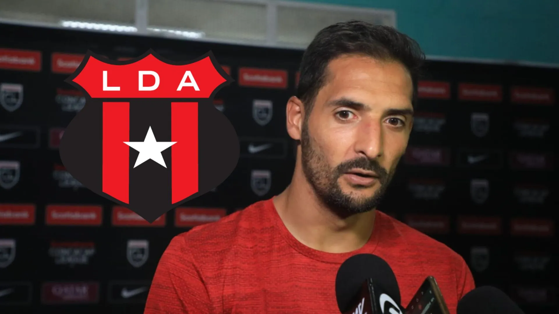 Celso Borges en zona mixta hablando con la prensa.