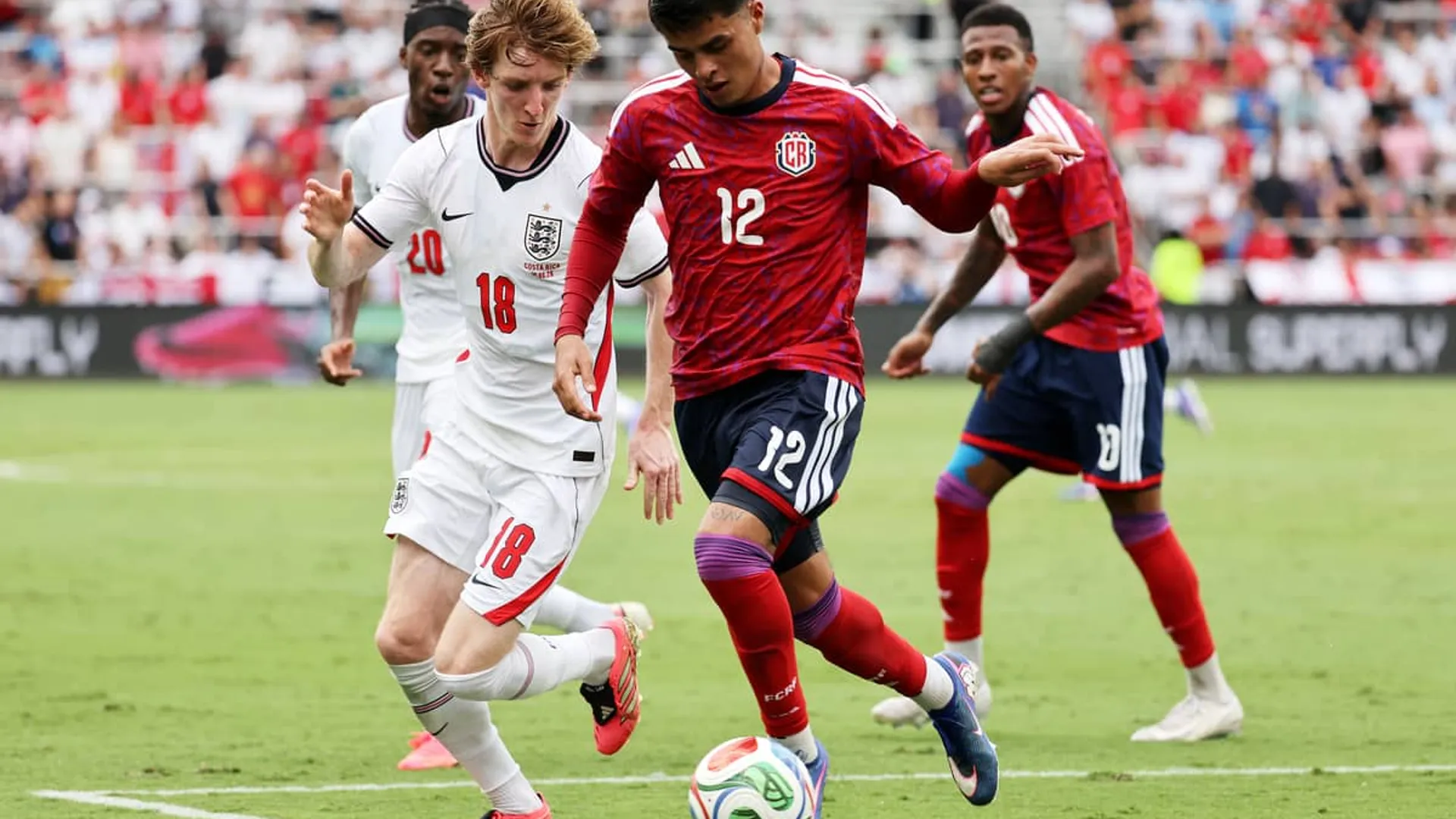 Andrey Soto disputa un balón ante Inglaterra.