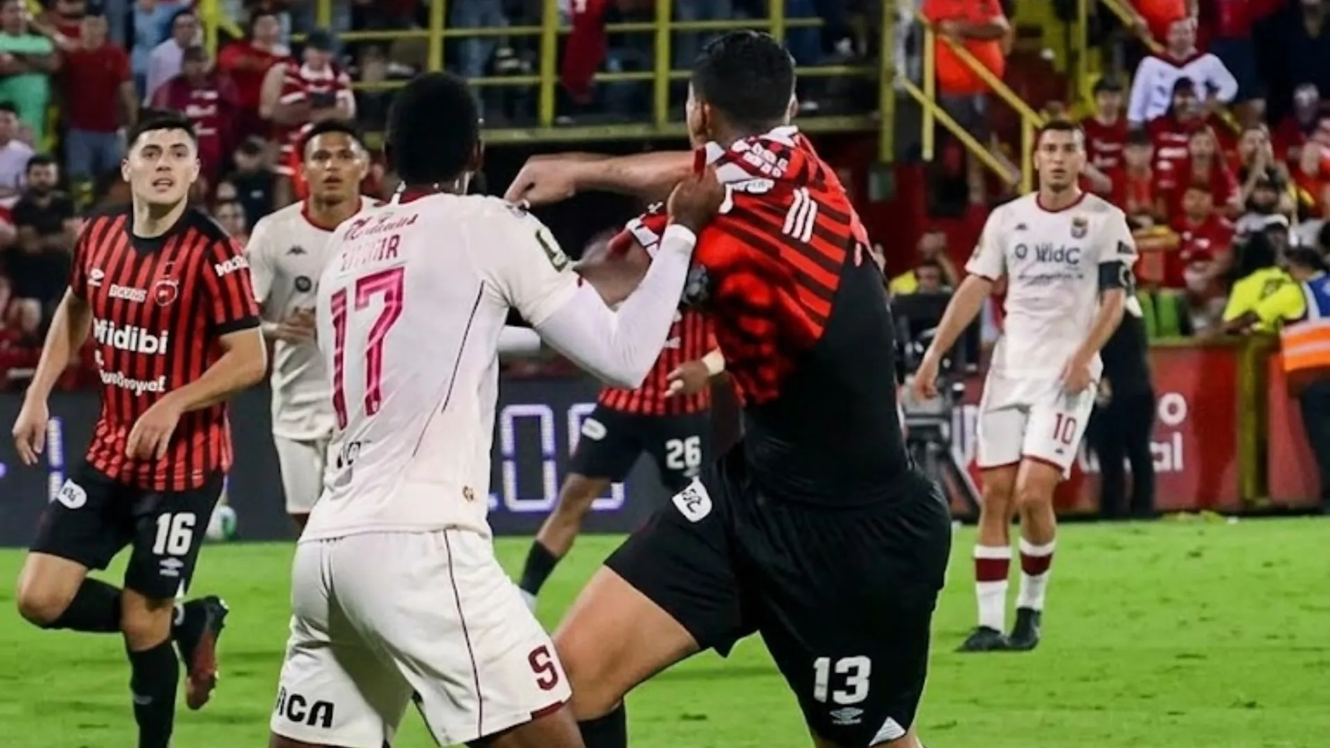 Indignación de Alajuelense.