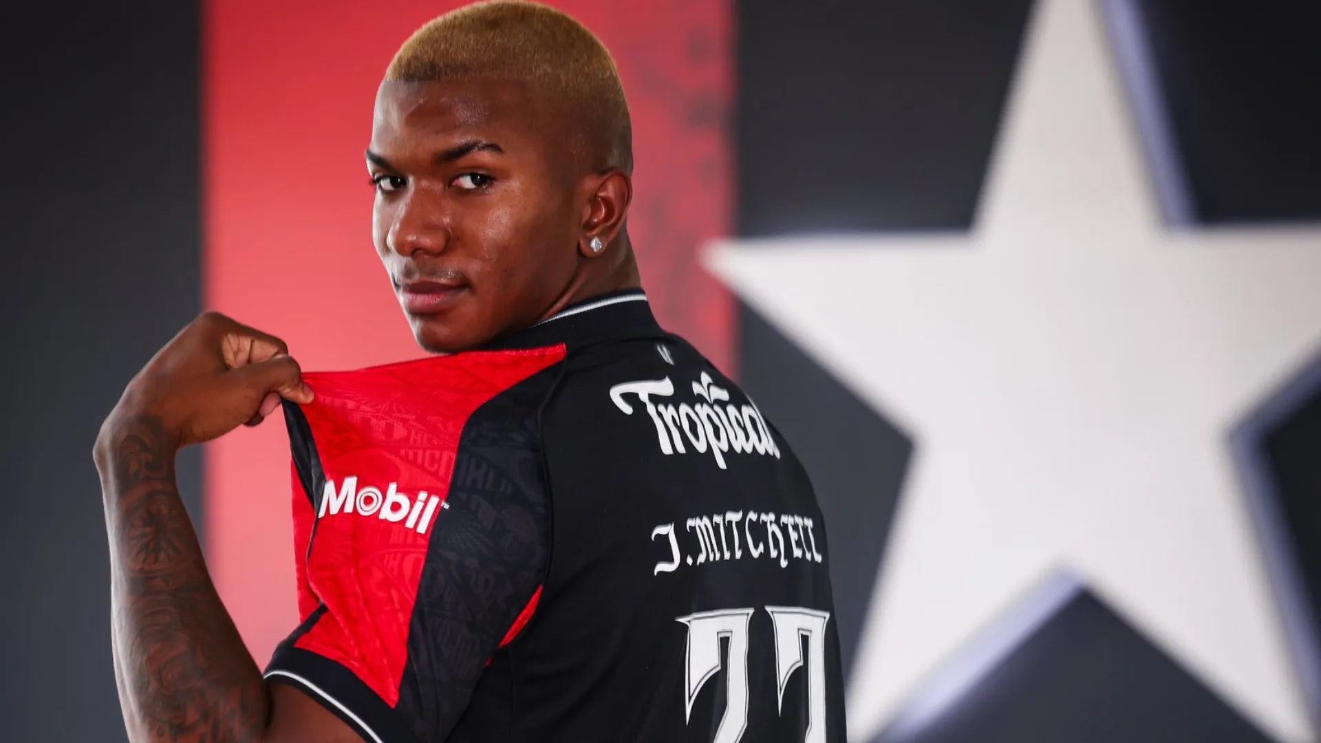 Sorpresa: Jeyland Mitchell vuelve a vestir de Alajuelense por un motivo especial