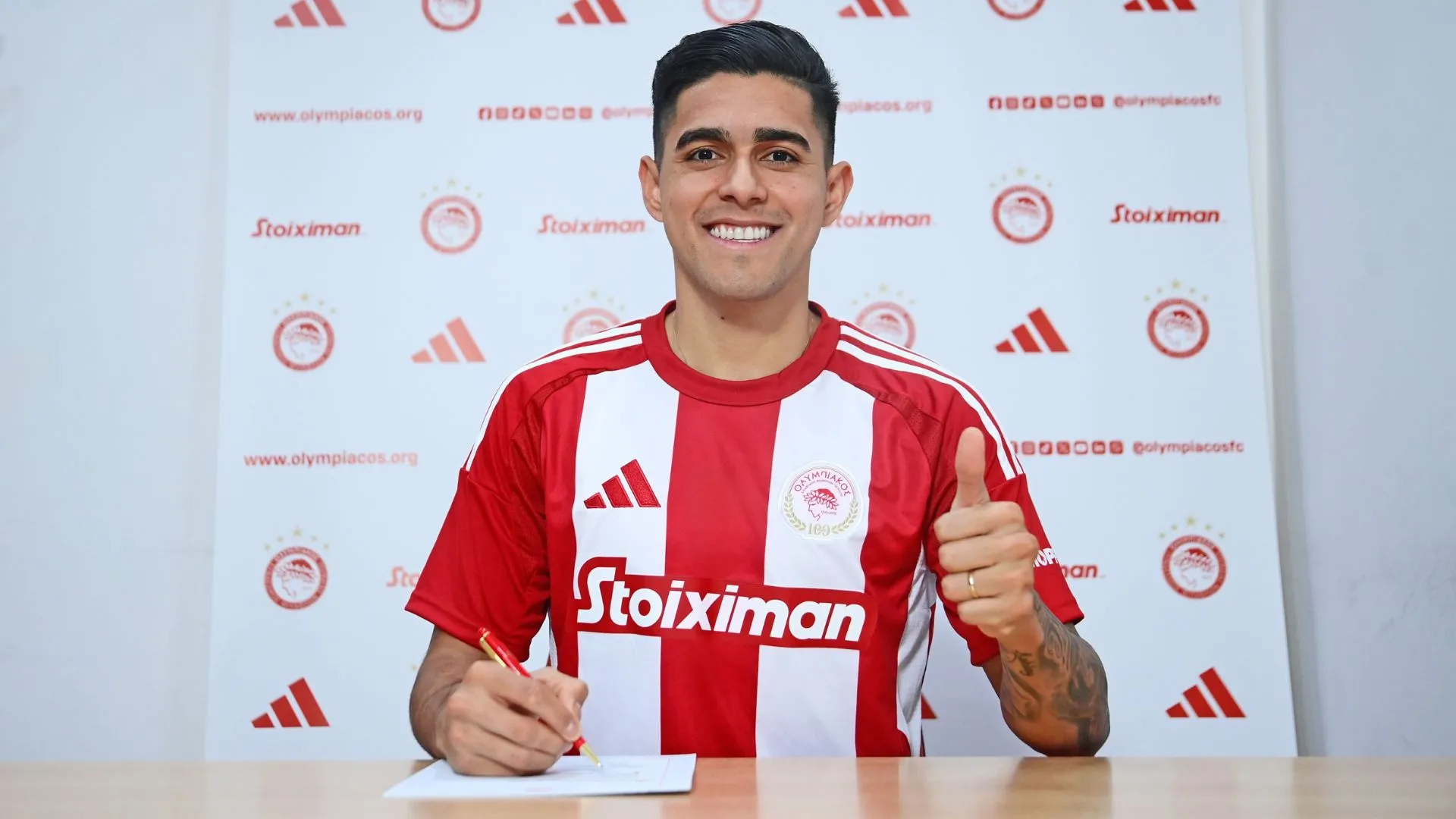 Luis Palma es presentado como nuevo jugador del Olympiakos.