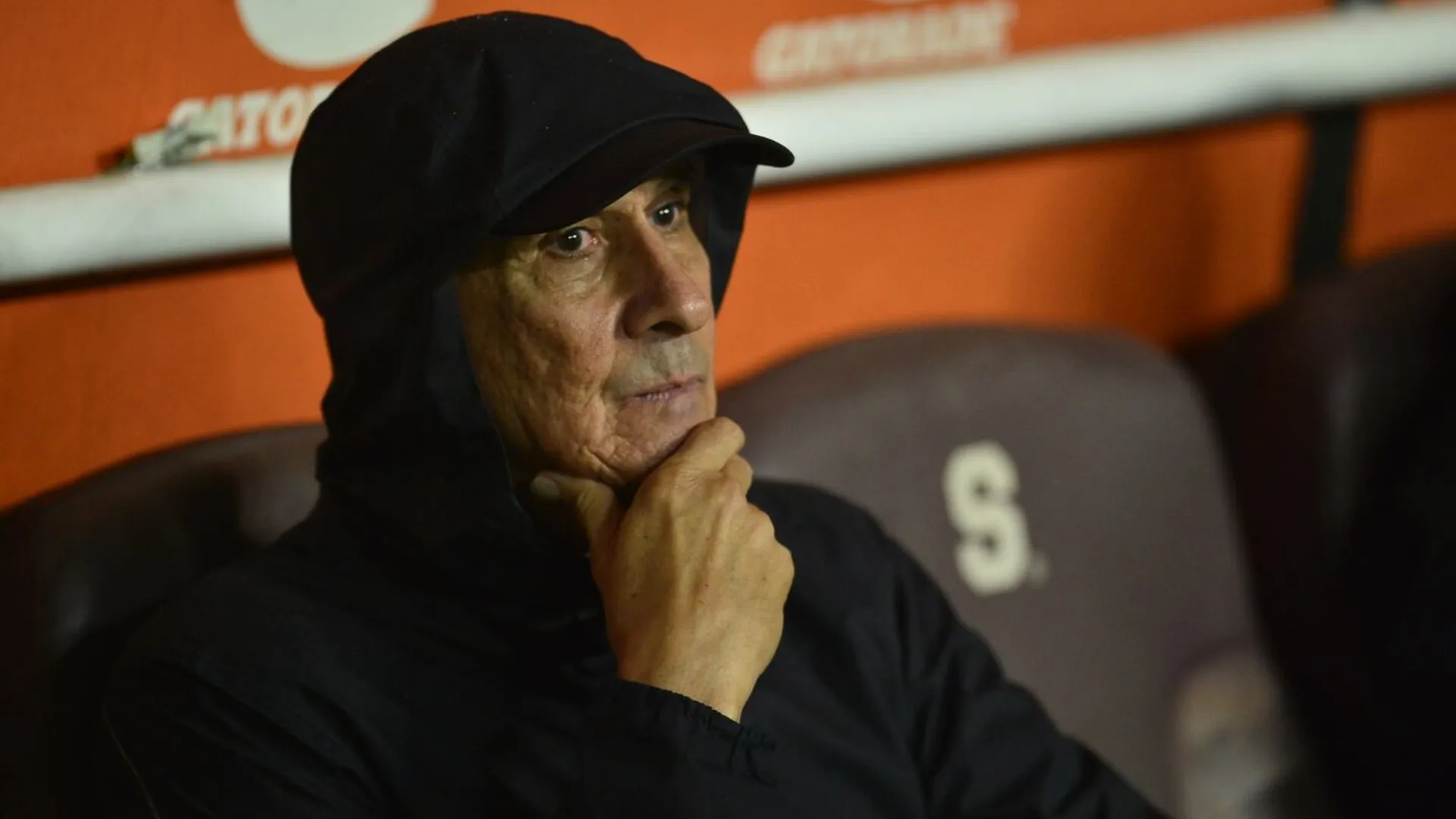 Alexandre Guimaraes fue criticado por un ídolo de Alajuelense.