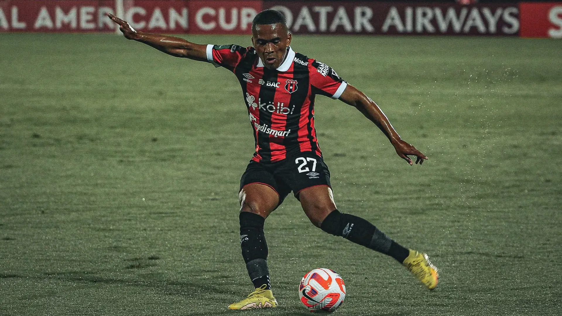 “No ha sido difícil”: Ian Lawrence le responde a la afición de Alajuelense de la manera menos pensada