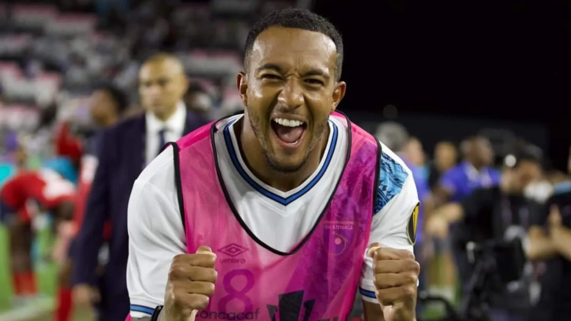 Nathaniel Méndez-Laing es felicitado por Derby County tras su debut con Guatemala
