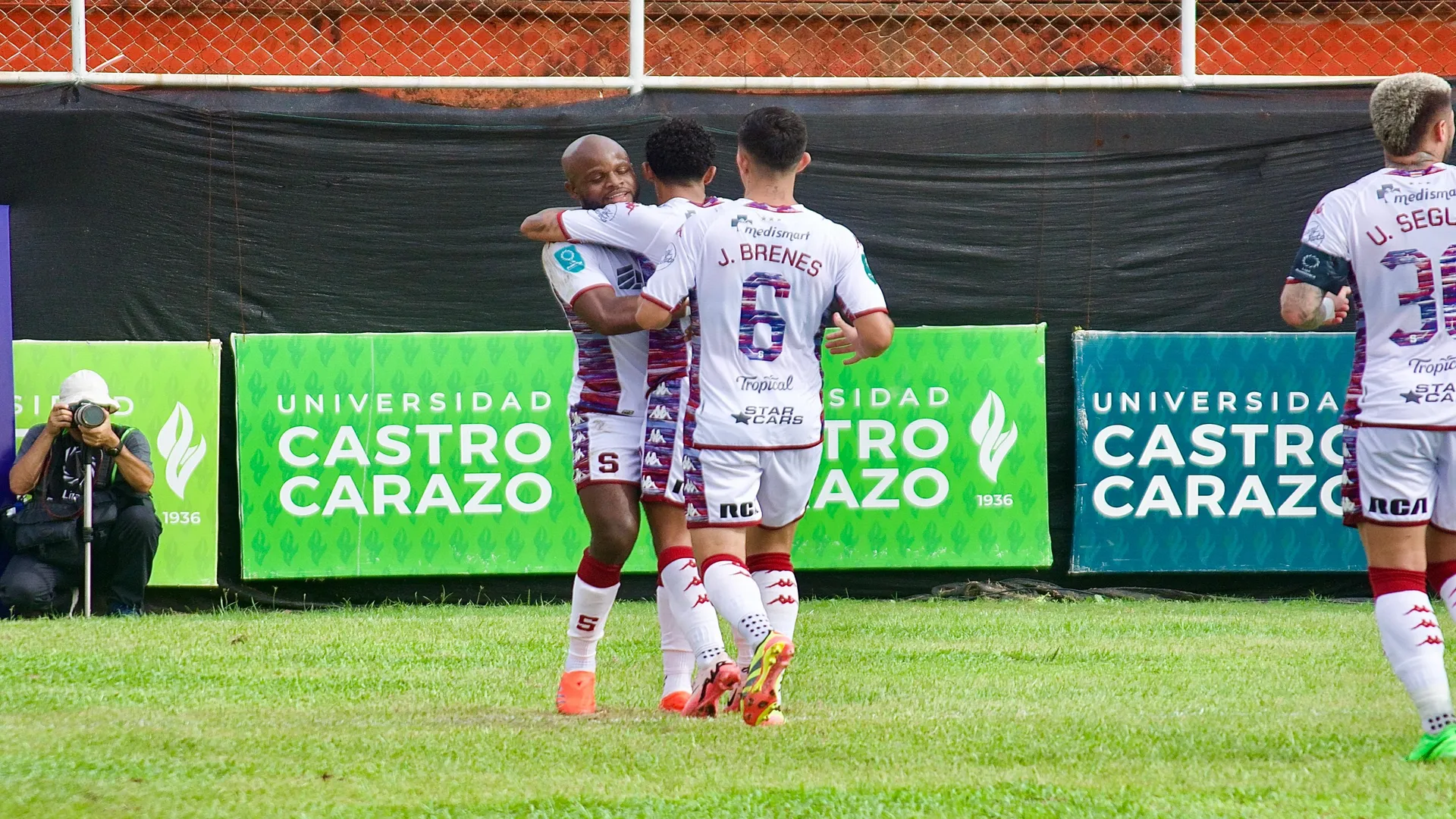 Saprissa cerca tener otra salida al fútbol europeo.