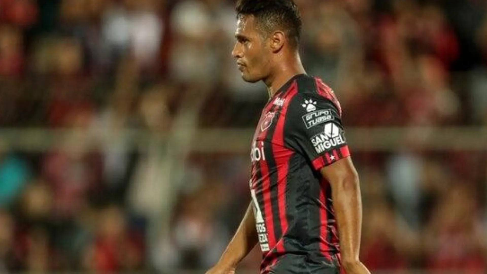 Futbolista de Alajuelense advierte: "Si un jugador da positivo en COVID-19, se suspende el torneo"