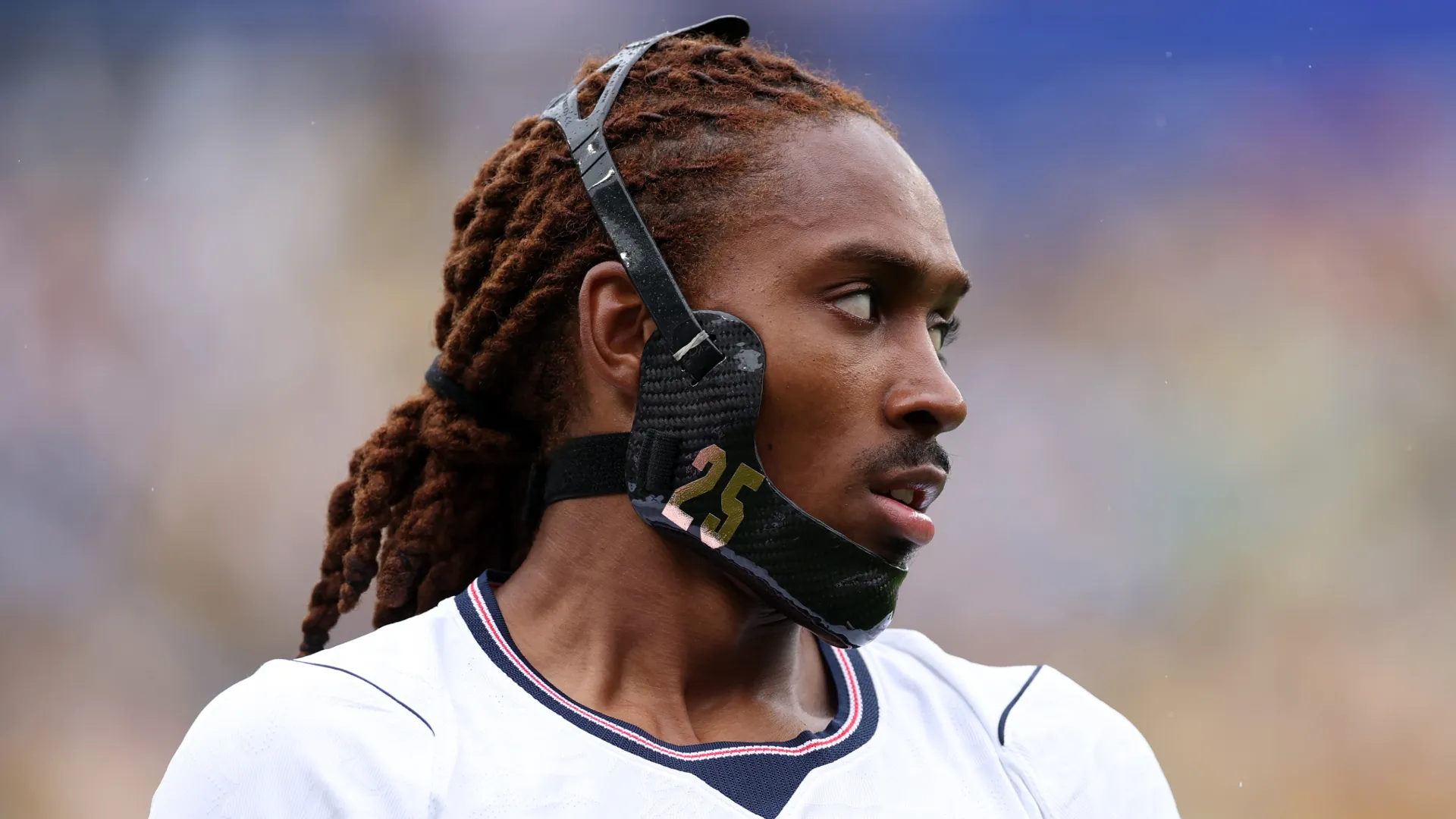 Por qué Djed Spence, el número 25 de Inglaterra, usa una máscara vs. Noruega en el Mundial 2026