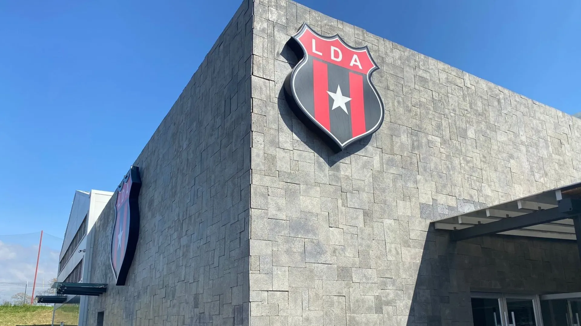 Alajuelense cedería el CAR por refuerzos.