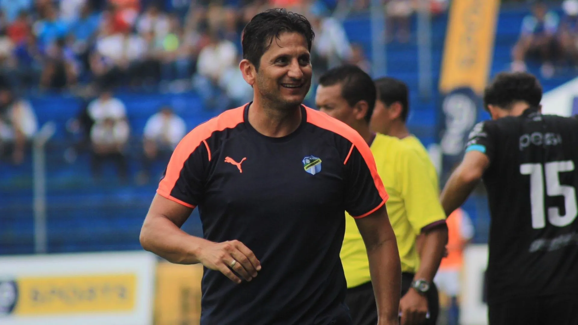 Ronald González sonríe con la camisa de Comunicaciones puesta.