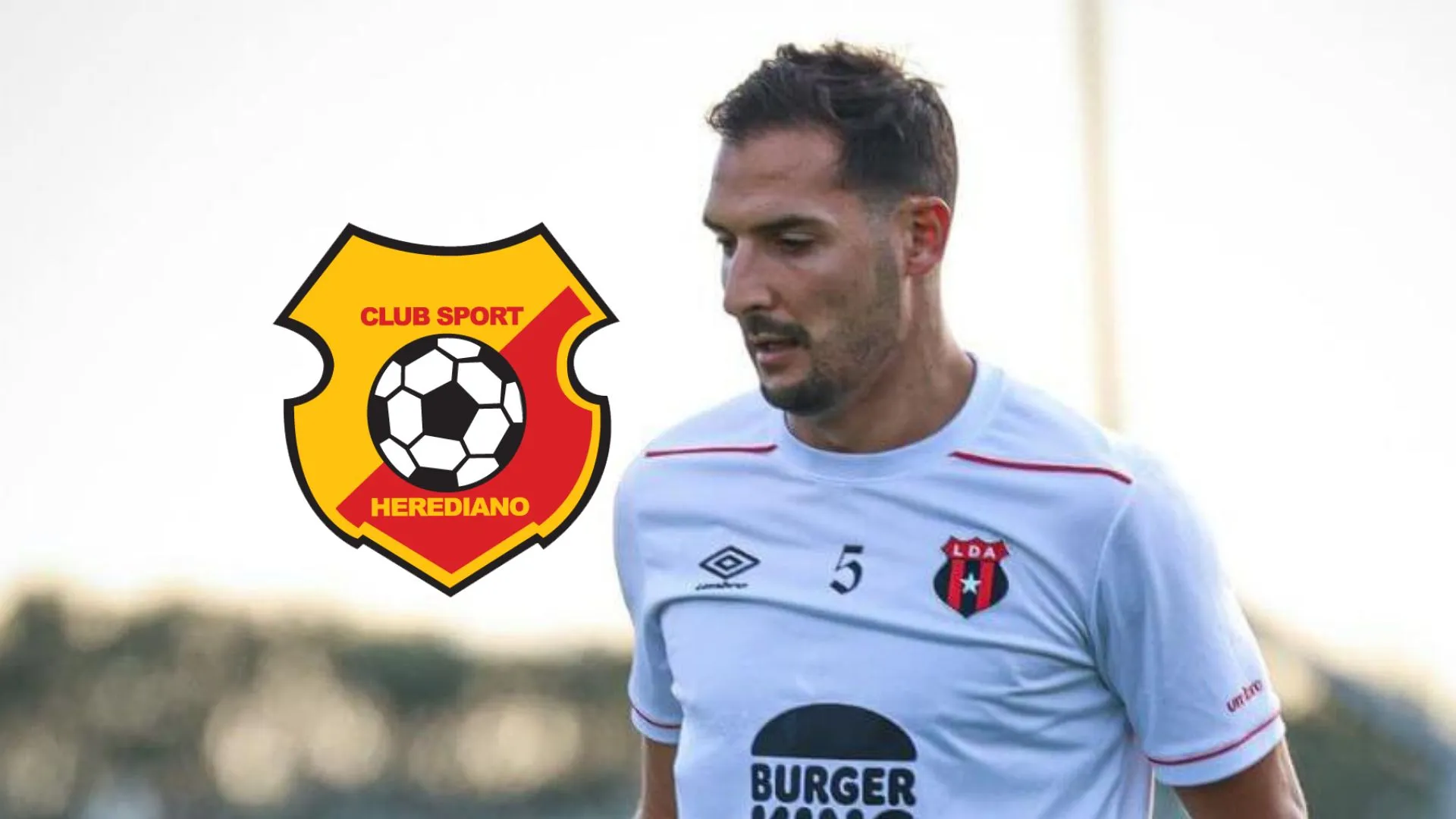 Celso Borges con la camisa de Alajuelense.