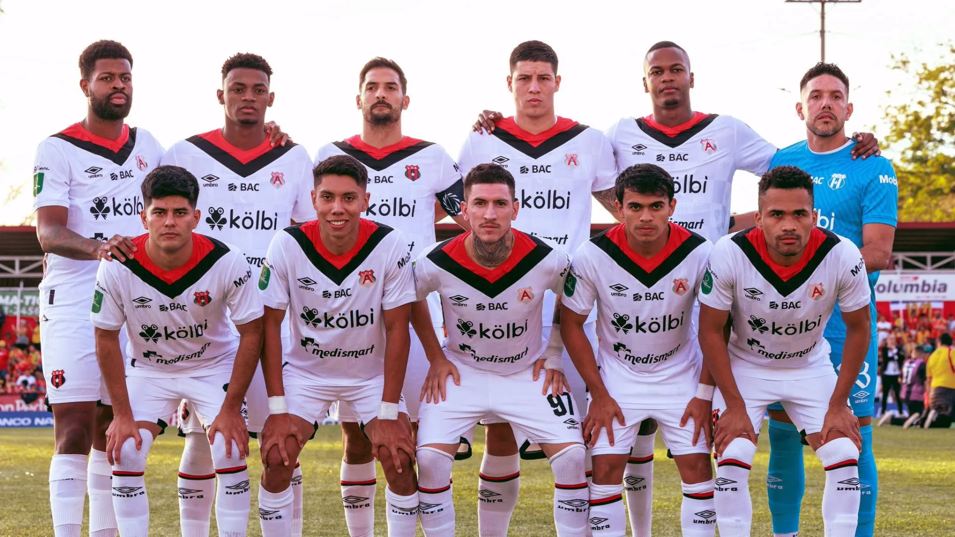 El equipo de Alajuelense frente a Herediano.