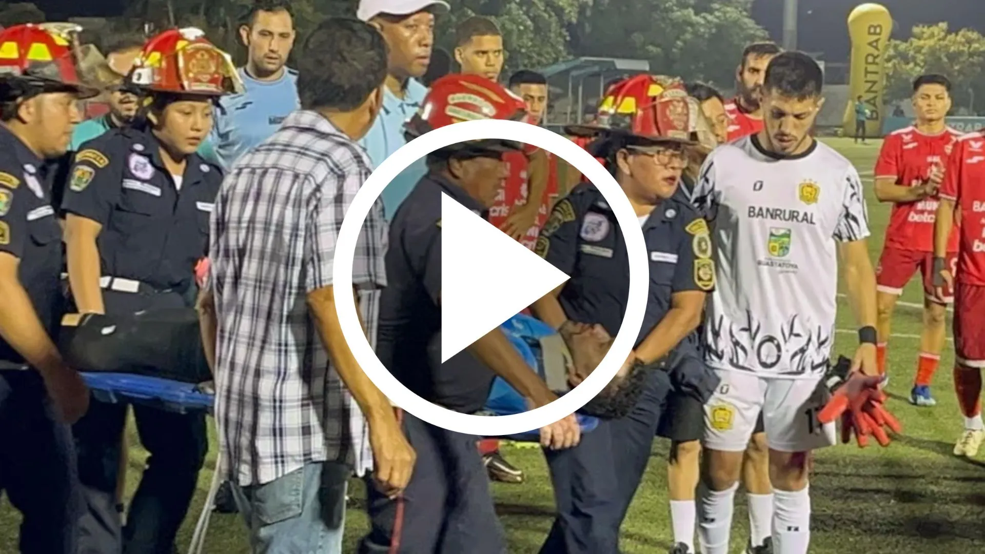 Angustia y dramatismo en Guatemala: futbolista tico queda inconsciente tras un pelotazo y debe ser hospitalizado.