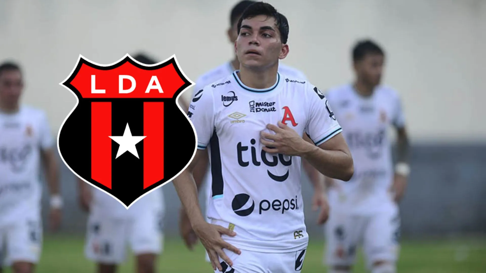 Leo Menjívar con la camisa de Alianza FC.