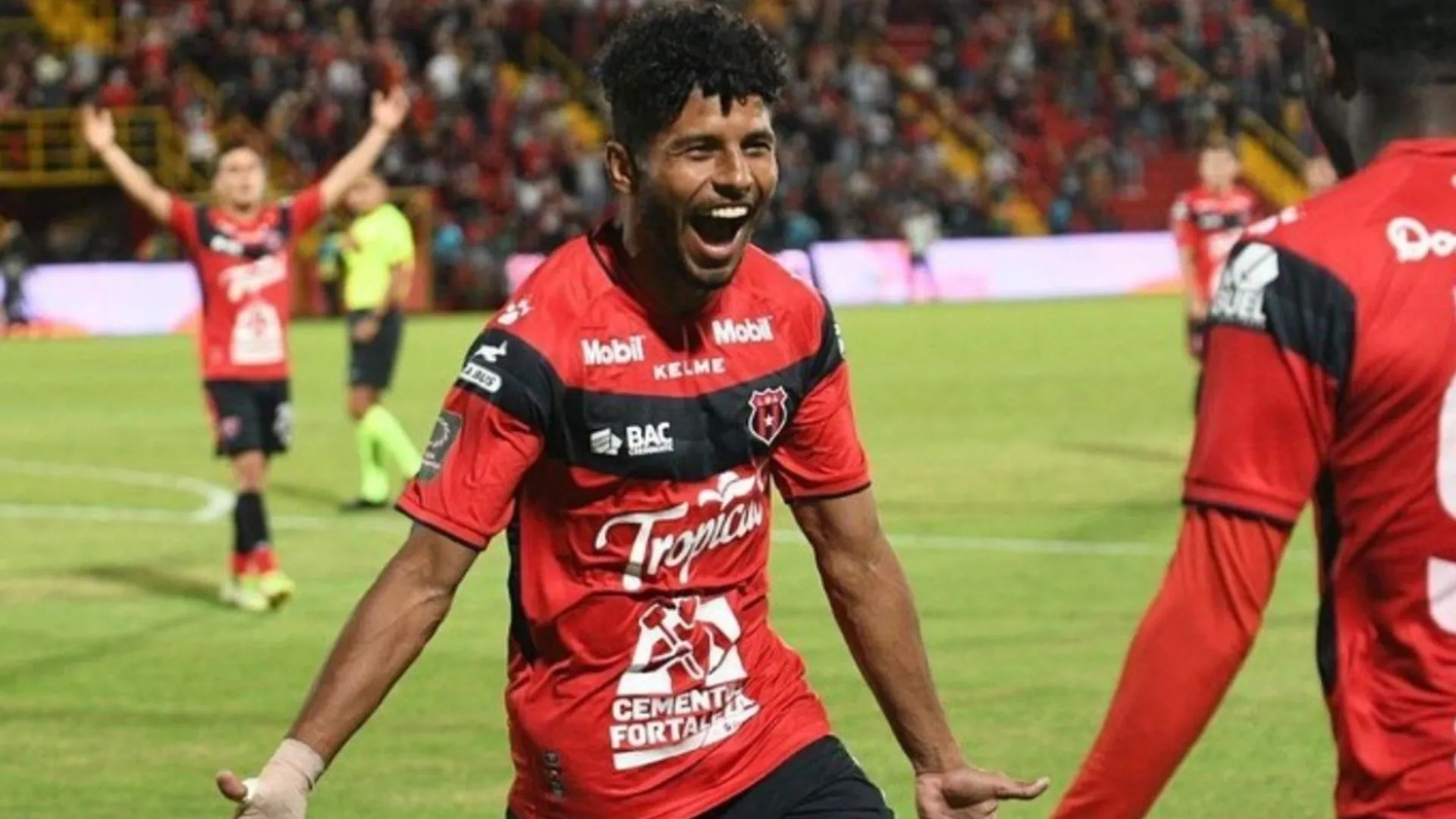 Johan Venegas cumplió el castigo y ya puede jugar con Alajuelense