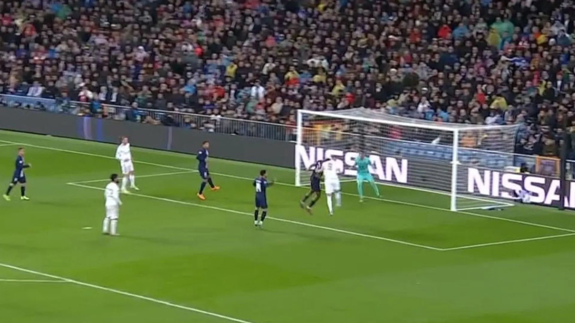 Benzema le encontró la medida a Keylor, pero ni así ganó el Madrid a PSG