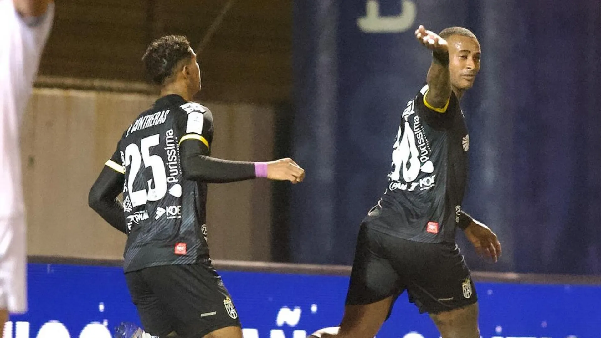 Carlos Small se convertiría en el nuevo delantero de Real España