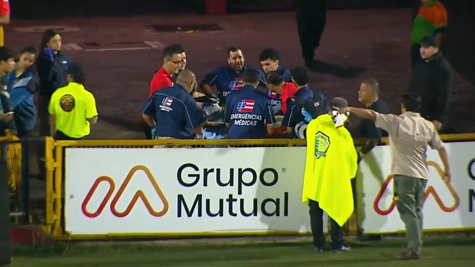 Kevin Cabezas se tuvo que retirar así del campo de juego.