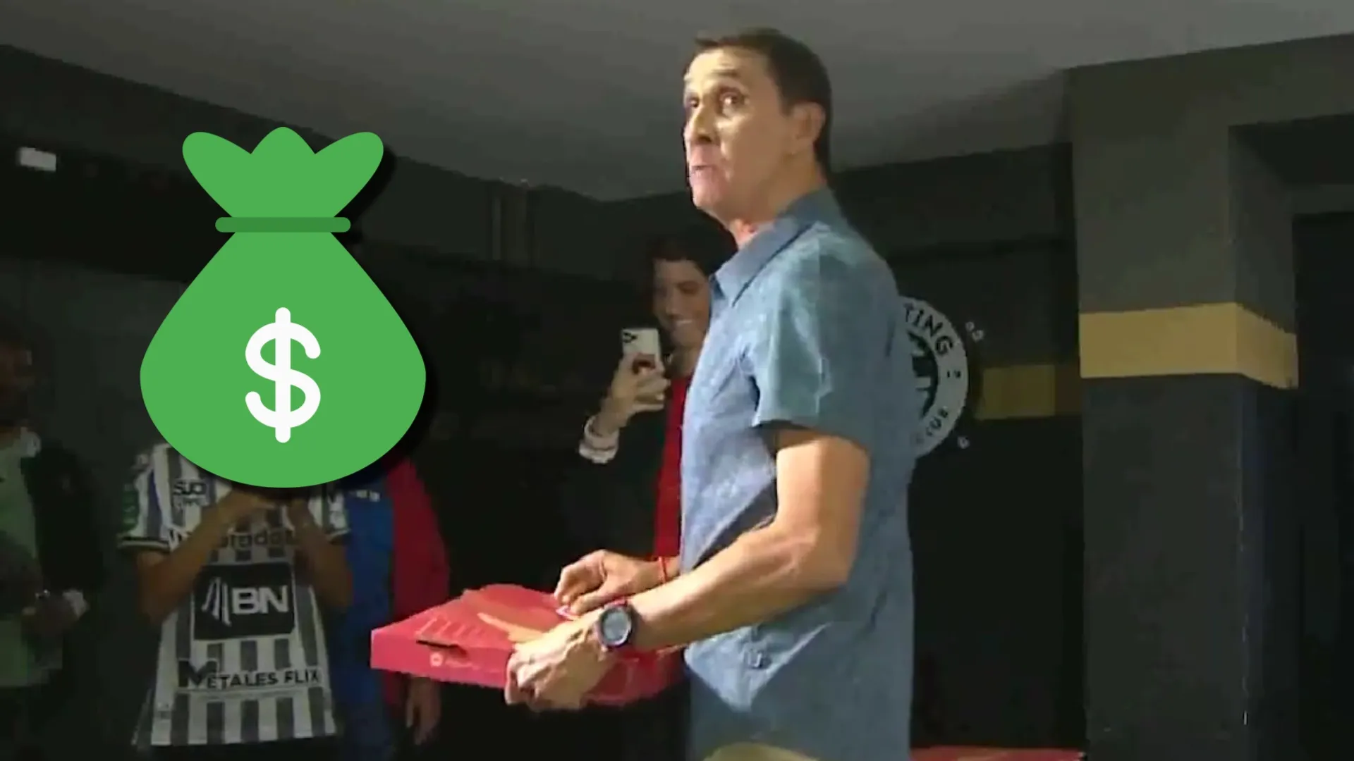 Alexandre Guimaraes fue sancionado por darle pizzas a los periodistas. (Foto: Teletica)