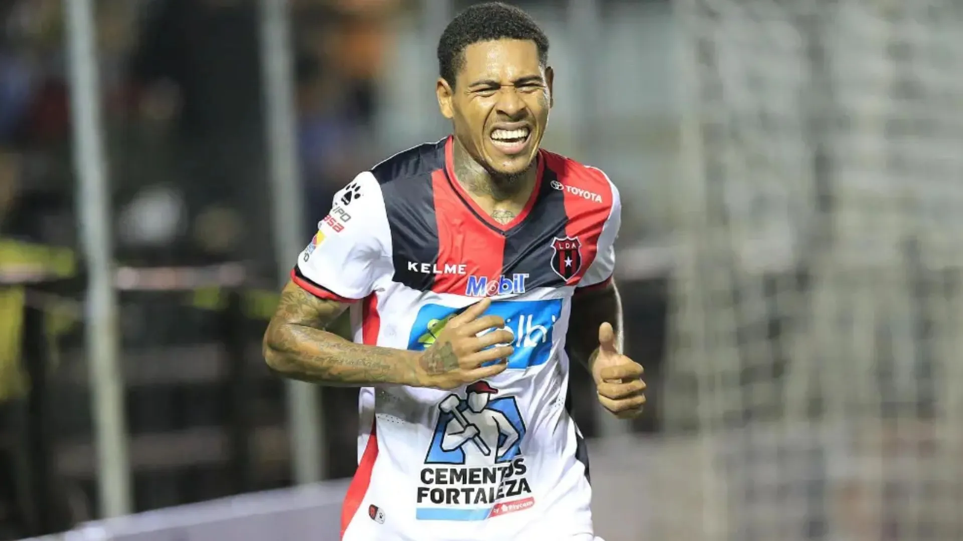 En Alajuelense nunca le pasó: Henry Figueroa vive lo impensado en Honduras y es humillado por este motivo